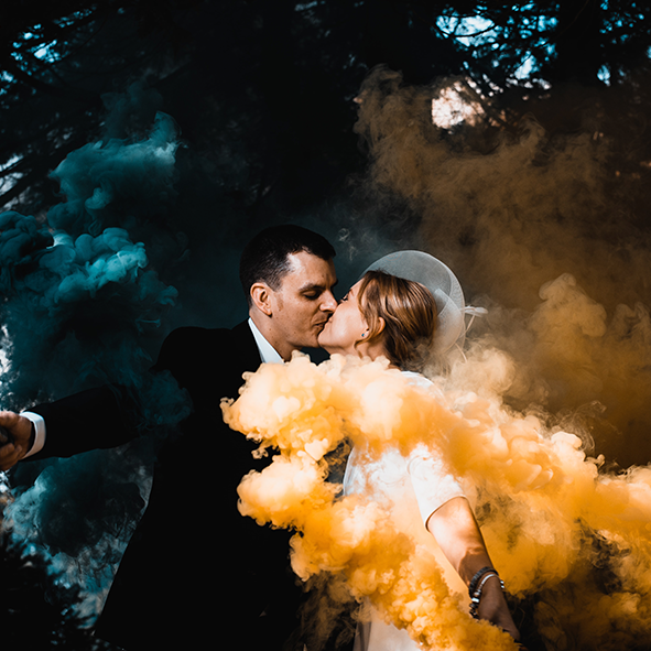T&T Fireworks Rook Rookbommen Trouwfoto's Rook Smoke Pictures Wedding Rookstaaf Trouwfoto Rookfotografie Sam Barber Unsplash Picture
