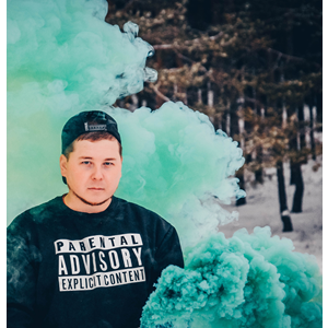 80002 Smoke Torch Green Groene Rookfakkel Groene Rookbom Vulcan Groene Rookstaaf Green Smoke Groene Rook (Unsplash Picture)