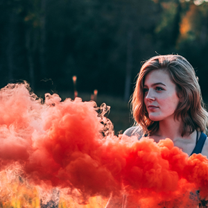 80021 Smoke Device Red Rode Rookbom Rookfakkels België Rode Rook Met Strijkkop Rode Rookfakkel Vulcan Europe Red Smoke (Unsplash Picture)