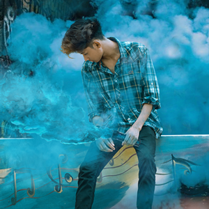 80023 Smoke Device Blue Blauwe Rookbom Blauwe Rookfakkel Rokfakkels België Blue Smoke Vulcan Europe (Unsplash Picture)