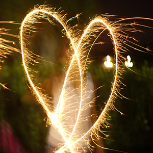 T&T Fireworks Sterretjes Vuurwerkfotografie Sparklerfotografie Sterretjes Vuurwerk Tekst Schrijven Met Vuurwerk Sparklers Unsplash Picture John Benitez