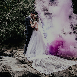 T&T Fireworks Rookbommen Gekleurde Rookbommen Rook Trouwfoto's Trouwfoto Met Rook Gekleurde Rookstaven Trouw Color Smoke Wedding Jonathan Borba Unsplash Picture