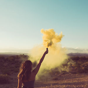80025 Smoke Device Yellow Gele Rookfakkel Gele Rookbom Rookfakkels België Yellow Smoke (Unsplash Picture)